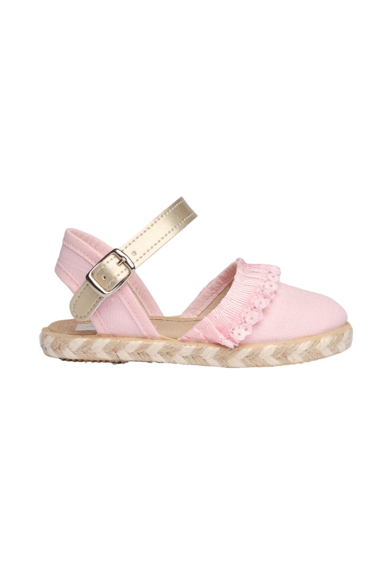 Sandal de esparto rosa con parte superior de tela texturizada, borde con volantes y correa para el tobillo de metal dorado. Suela de cuña trenzada similar al yute.
