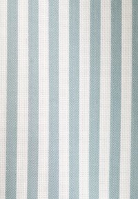 Katoenen stof met een visgraatpatroon, featuring afwisselend lichtblauwe en witte verticale strepen van gelijke breedte. Getextureerd oppervlak.