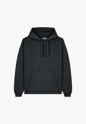 Črna kapuca s kapuco, narejena iz mehkega materiala, z sprednjim žepom, rebrastimi manžetami in robom. Oblikovanje na kapuci in oznaka na vratu.