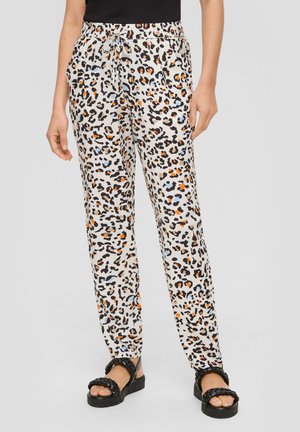 Leren broek met luipaardprint en een elastische tailleband, met zwarte, oranje en blauwe vlekken op een lichte achtergrond. Lichtgewicht stof, rechte pasvorm.