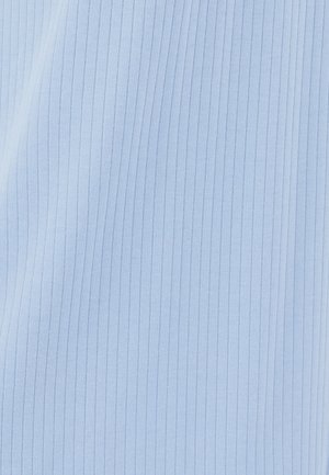 Tissu bleu clair avec une texture ribmée verticale subtile. Matériau doux et lisse avec un aspect léger et une coloration uniforme.