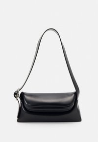 Schwarze Lederhandtasche mit einem strukturierten, kantigen Design, ausgestattet mit einer gepolsterten Klappe und einem langen, verstellbaren Riemen. Glatte Textur.