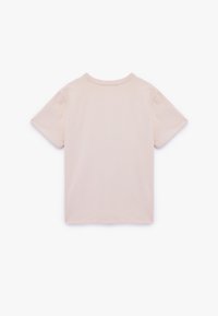 T-shirt z krótkim rękawem i okrągłym dekoltem, wykonany z miękkiego beżowego materiału, charakteryzujący się prostym wzornictwem bez widocznych wzorów czy akcentów z tyłu.
