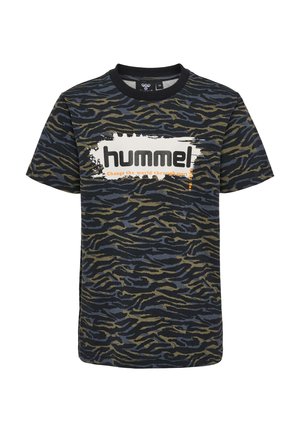 T-shirt z krótkim rękawem w granatowym i oliwkowym kolorze z wzorem w paski tygrysa. Na przodzie znajduje się biała grafika z logo i tekstem.