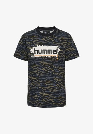 Kortærmet t-shirt i marineblå og olivengrøn med tigerstribemønster. Har et hvidt grafisk logo og tekst på fronten.