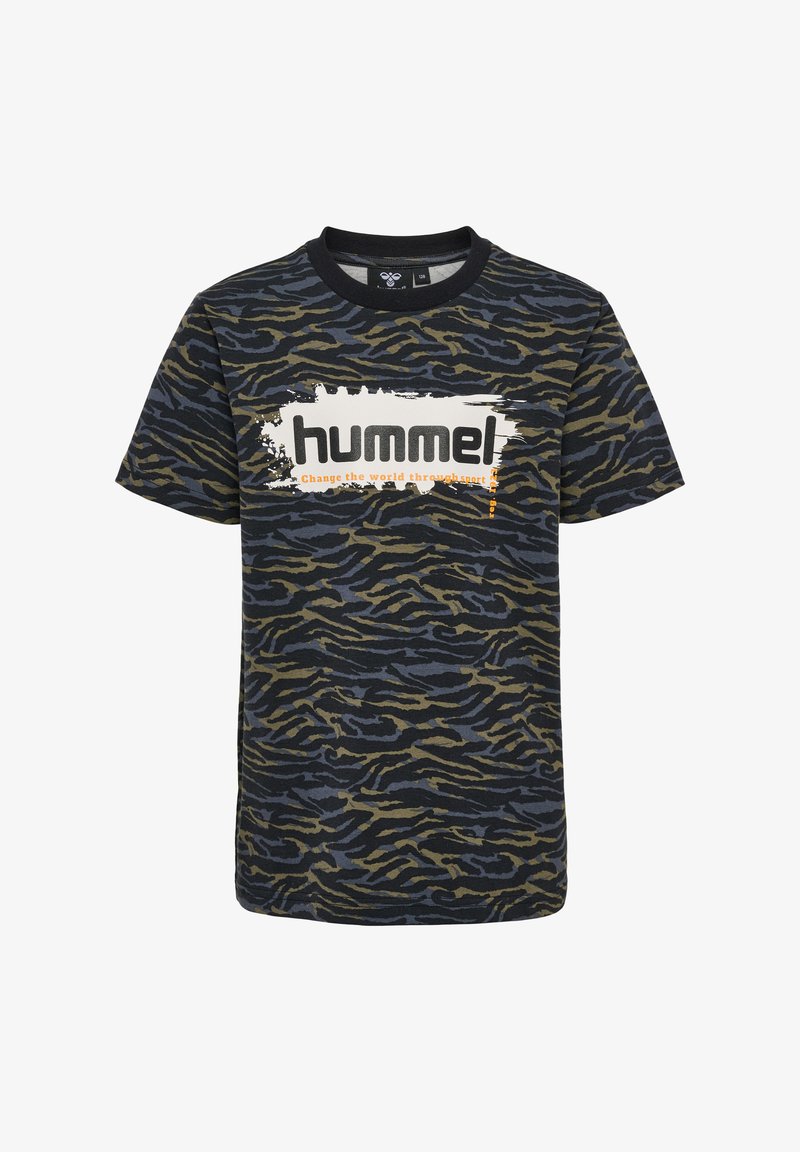 T-shirt z krótkim rękawem w granatowym i oliwkowym kolorze z wzorem w paski tygrysa. Na przodzie znajduje się biała grafika z logo i tekstem.