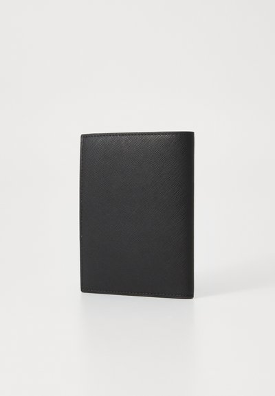 Čierna kožená peňaženka s textúrovaným povrchom, obdĺžnikovým tvarom a prešitými okrajmi. Minimalistický dizajn, bez viditeľných kovových prvkov alebo akcentov.