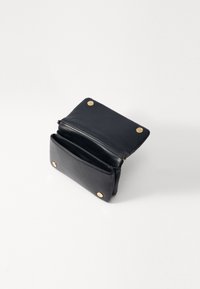 Borsa a pochette in pelle nera con una texture liscia, dotata di accentature in metallo dorato e un interno a due scomparti. Chiusura con bottoni a pressione.