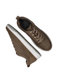 Bruine stoffen sneakers met gestructureerde zijkanten, ronde neus en witte rubberen zool. Voorzien van vetersluiting en een trekband op de hiel.