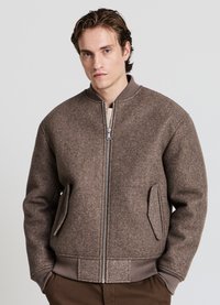 Braune Bomberjacke aus Wollmischung mit Reißverschluss vorne, Strickbündchen und zwei Seitentaschen. Verfügt über einen abgerundeten Kragen und eine strukturierte Oberfläche.