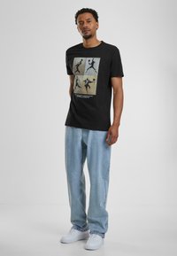 Mister Tee BALL LIFESYTLE TEE - Triko s potiskem - black
