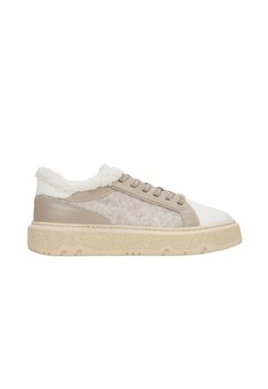 Beige Sneaker mit strukturierten, hellgrauen Wollseitenpaneelen, weißer Lederzehe und -fersen, Fellfutter und einer klobigen, gesprenkelten Sohle.