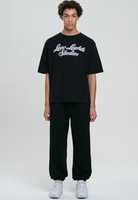 LOW LIGHTS STUDIOS® SHUTTER - Camiseta estampada - black