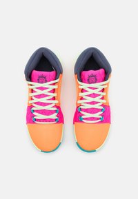 Baskets de sport multicolores avec un dessus en tissu rose et orange, des détails en mesh, une languette grise et des lacets blancs. Accents de semelle extérieure vert vif.