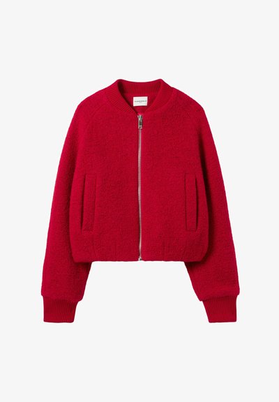 Giacca bomber rossa realizzata in tessuto texture, con zip frontale, due tasche laterali e polsini e orlo a coste.