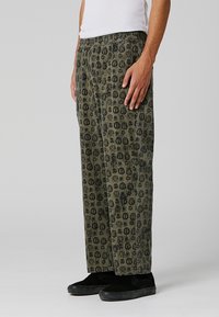 Former Nadrágok - sage