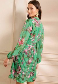 Love & Roses REGULAR FIT - FLORAL PRINT PLEATED LONG SLEEVE - Nappali ruha - green