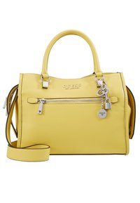 Keltainen nahkainen Guess-käsilaukku, jossa on kaksinkertaiset kahvat, etu vetoketjutasku, hopeiset vetoketjunvedin ja hopeinen riipus, jossa on avain ja lukko.