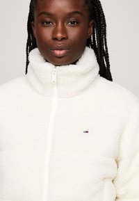 Tommy Jeans ESSENTIAL PUFFER - Talvitakki - ancient white