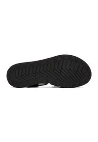 Suola di scarpa in gomma nera che mostra un motivo di battistrada texturizzato con scanalature esagonali e lineari per una migliore aderenza. Forma piatta e design robusto.