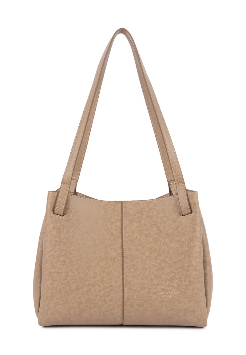 Sac à bandoulière en cuir beige avec finition texturée, doubles anses et logo doré discret en bas à droite à l'avant.