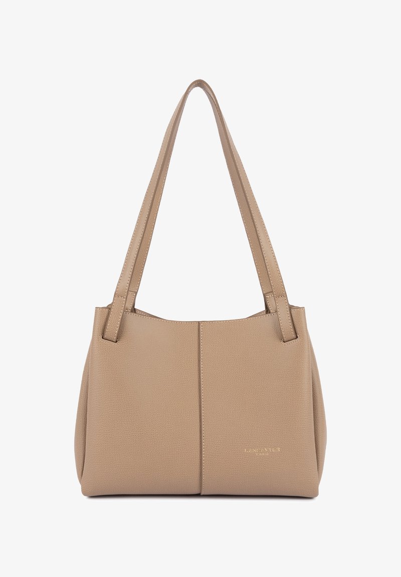 Sac à bandoulière en cuir beige avec finition texturée, doubles anses et logo doré discret en bas à droite à l'avant.
