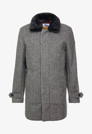 Manteau en laine gris à chevrons avec col en fourrure noire, poches avant, poignets boutonnés et doublure tartan affichant un motif Union Jack et un lion jaune.