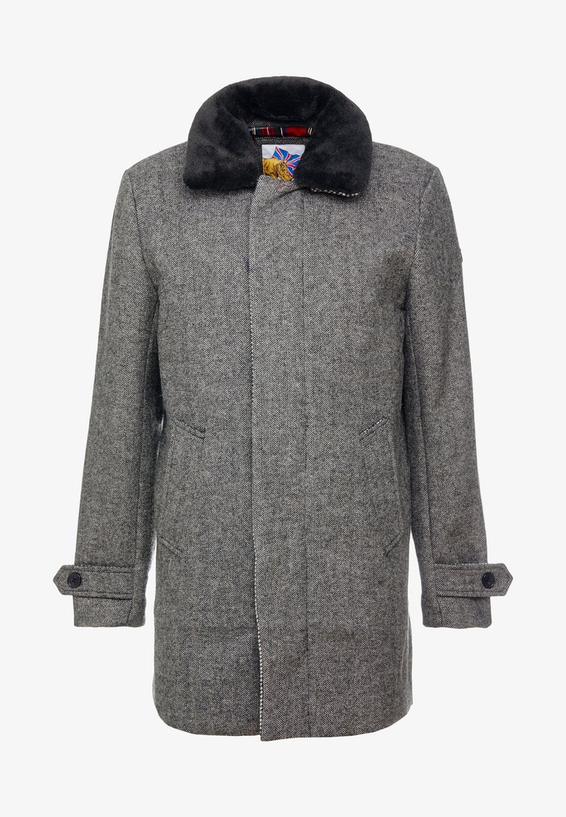 Szary wełniany płaszcz w jodełkę z czarnym futrzanym kołnierzem, przednimi kieszeniami, zapinanymi na guziki mankietami oraz podszewką w kratę z motywem Union Jack i żółtego lwa.