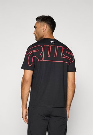 Svart t-skjorte med stort rødt "RWL"-logo på baksiden, rund hals, korte ermer, og mykt bomullsmateriale, med et enkelt design.