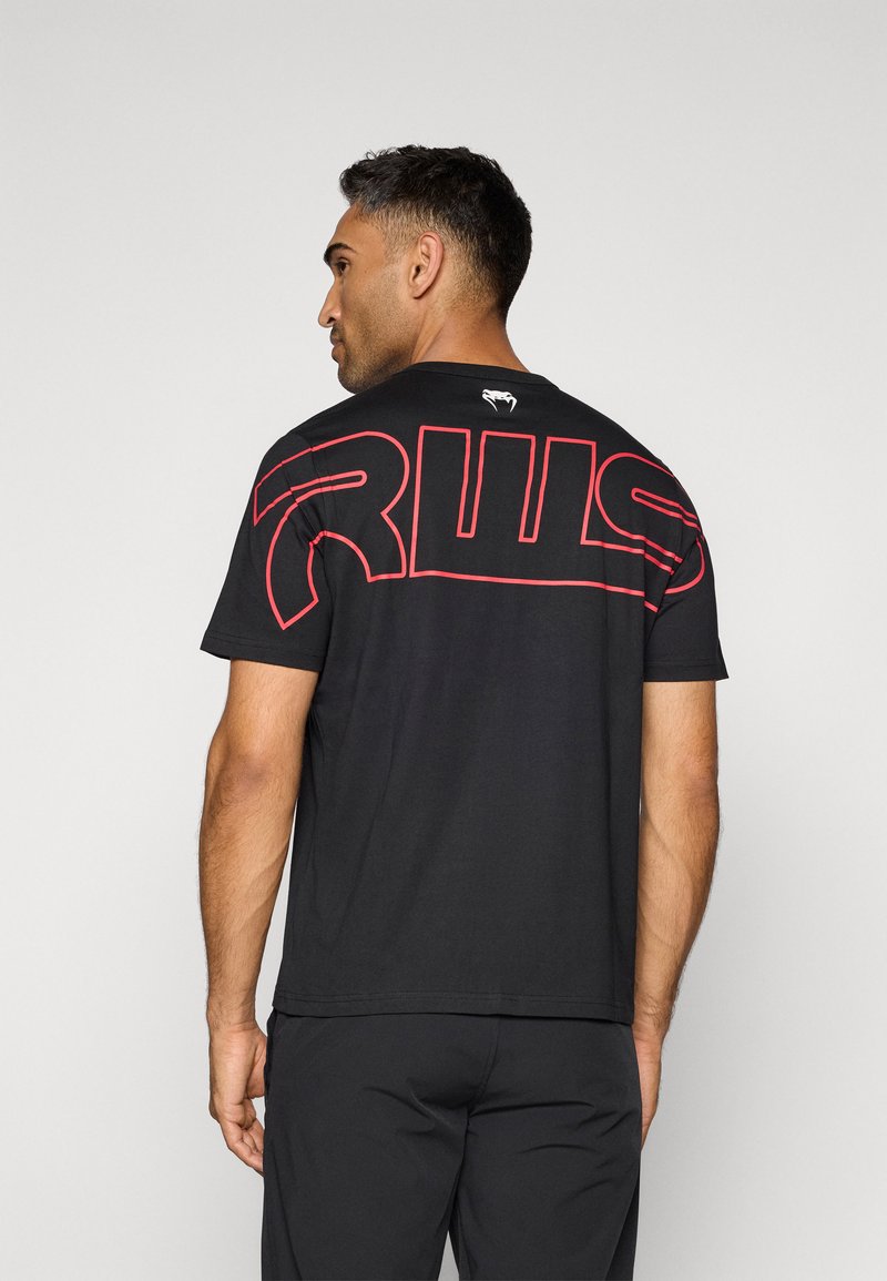 Svart t-skjorte med stort rødt "RWL"-logo på baksiden, rund hals, korte ermer, og mykt bomullsmateriale, med et enkelt design.