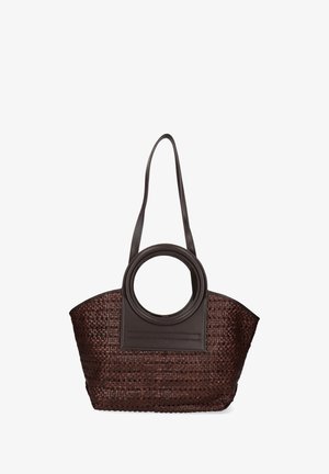 Brązowa wiklinowa torba noszona z okrągłym uchwytem u góry i płaskim dnem, z teksturowanym wzorem i kontrastującymi skórzanymi akcentami.