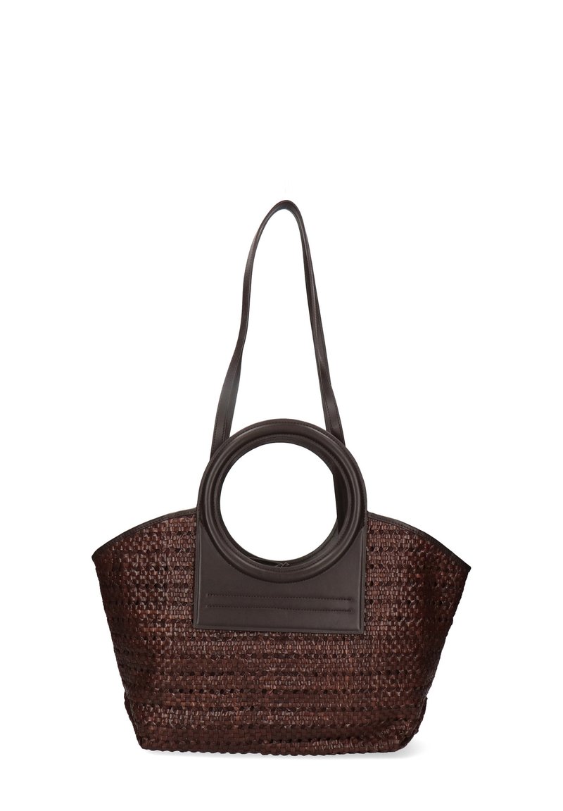 Sac fourre-tout tissé marron avec une poignée supérieure circulaire et une base plate, présentant un motif texturé et des accents en cuir contrastants.