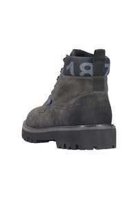 Botas de tobillo de ante gris con superficie texturizada, suela de goma negra, lengüeta en el talón y el número prominente "187" en el cuello.
