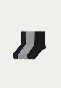 Vier Paare Crew-Socken in Marineblau, Grau und Schwarz mit einer glatten Textur und gerippten Bündchen, nebeneinander angeordnet.