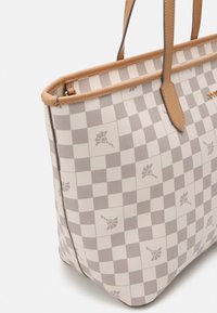 Beige och grå rutiga toteväska i läder, med ljusbruna detaljer, tunna remmar och subtila blommönster på ytan.