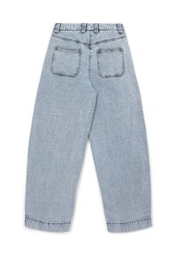 Jeans en denim bleu clair avec une coupe décontractée, dotés d'une taille haute, d'un design à cinq poches et de coutures visibles. Les poches arrière sont carrées.