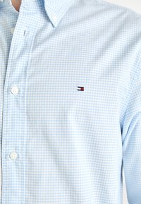 Tommy Hilfiger SOFT FLEX GINGHAM - Košeľa - vessel blue/optic white