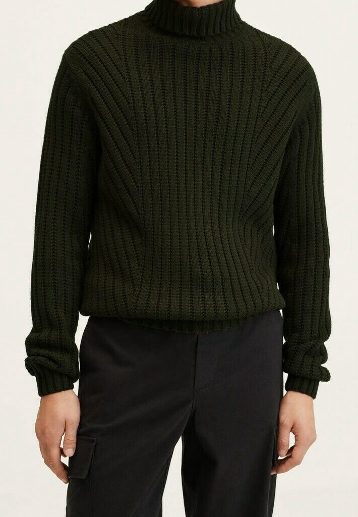 Gebreide donker groene trui met een hoge kraag, voorzien van een ribbelige textuur en een patroon met verticale strepen. Losse pasvorm met opgerolde mouwen.
