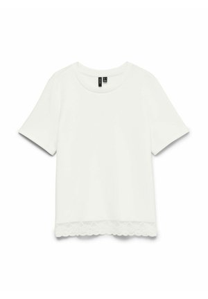 Blusa blanca de manga corta con escote redondo y ribete de encaje festoneado a lo largo del dobladillo inferior.