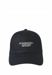 Juodas beisbolo kepurė su baltais užrašais "JACK & JONES Studio Edition NINETEEN NINETY" išsiuvinėtais ant priekinio skydelio.