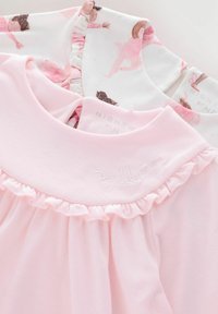 Vaaleanpunainen yöasu, jossa on frilla-kaulus, brodeerattu "Ballerina" ja kuviokangas, jossa on tyttöjen kuvia vaaleanpunaisissa asuissa.