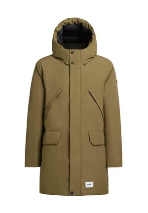 Olivengrøn parka-jakke med hætte, der har lynlås fortil, store klaplommer og et logo-patch forneden. Glat, isoleret stof.