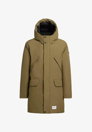 Olivengrøn parka-jakke med hætte, der har lynlås fortil, store klaplommer og et logo-patch forneden. Glat, isoleret stof.