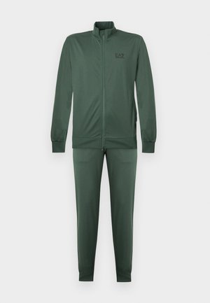 Ensemble de survêtement vert en tissu lisse, comprenant une veste zippée à col montant et un pantalon assorti à coupe fuselée. Logo EA7 sur la poitrine.