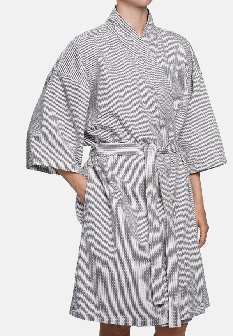 Kokvilnas peldmētis melnbaltās svītrās, līdz ceļiem, ar platām piedurknēm, jostu viduklī un divām sānu kabatām.