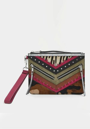 Pochette à motif chevron multicolore, imprimé animal, clous argentés, deux poches zippées diagonales et sangle de poignet rose amovible.