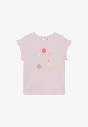 T-shirt en coton rose clair avec manches courtes à volants, orné de fleurs brodées en rose, violet, jaune et accents verts. Fermeture par boutons dans le dos.