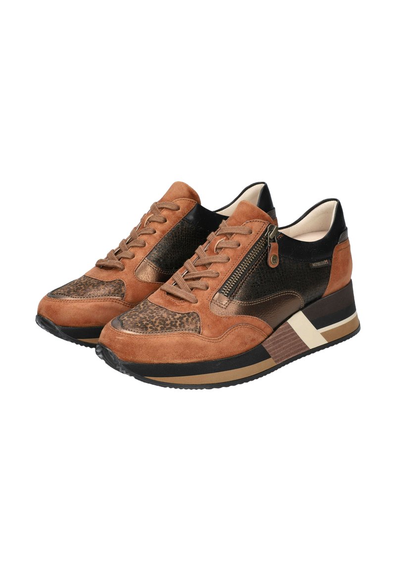 Baskets marron et noires avec un mélange de daim et de cuir, présentant un bout à motif léopard, un laçage à l'avant et une semelle compensée.