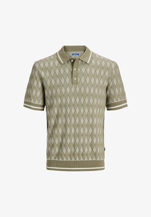 Kortermet khakifarget poloskjorte med diamantmønster i strikk, tre-knappers slag og hvitstripet ribbestrikket krage, mansjetter og nederkant.