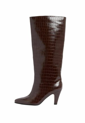 Rjave usnjene škornje do kolen s teksturo, ki posnema krokodila, z usnjatimi konicami in stiletto peto. Sijajna površina dodaja lesk in detajle.
